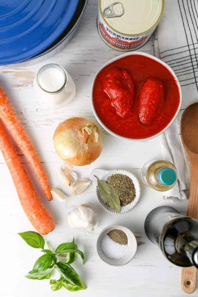 Los ingredientes de la simple sopa de despensa colocadas en una tabla blanca.