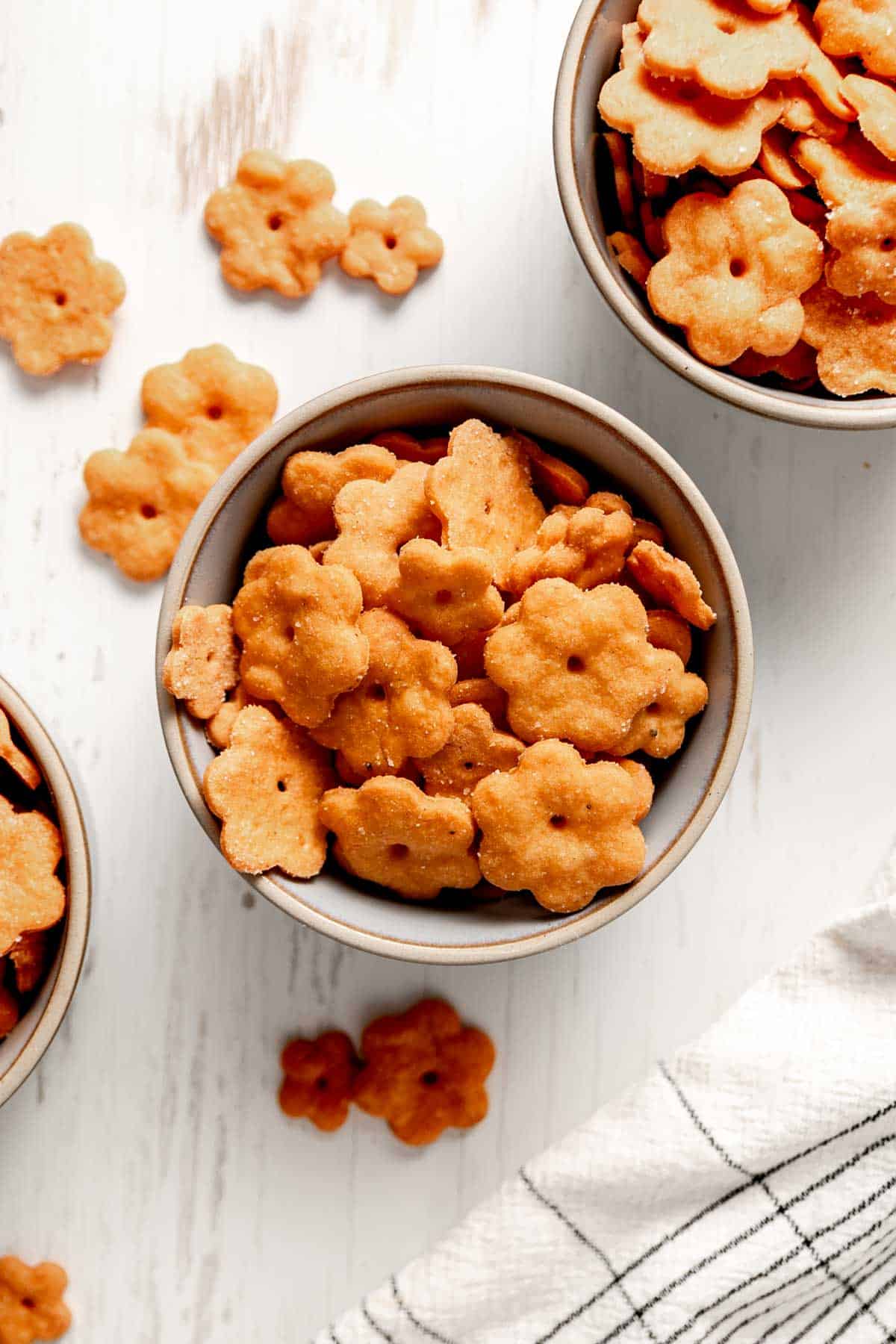 Small bowls full of flower shaped gluten-free cheez-it crackers.