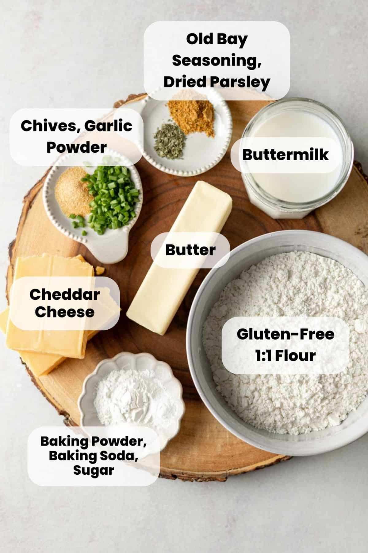 Farine sans gluten et autres ingrédients pour biscuits à la baie de cheddar mesurés dans des bols.