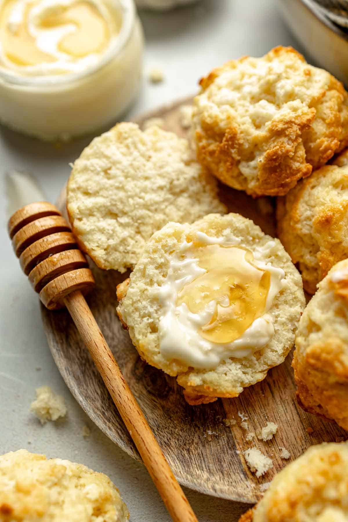 Biscuit ouvert sans gluten badigeonné de beurre et de miel.