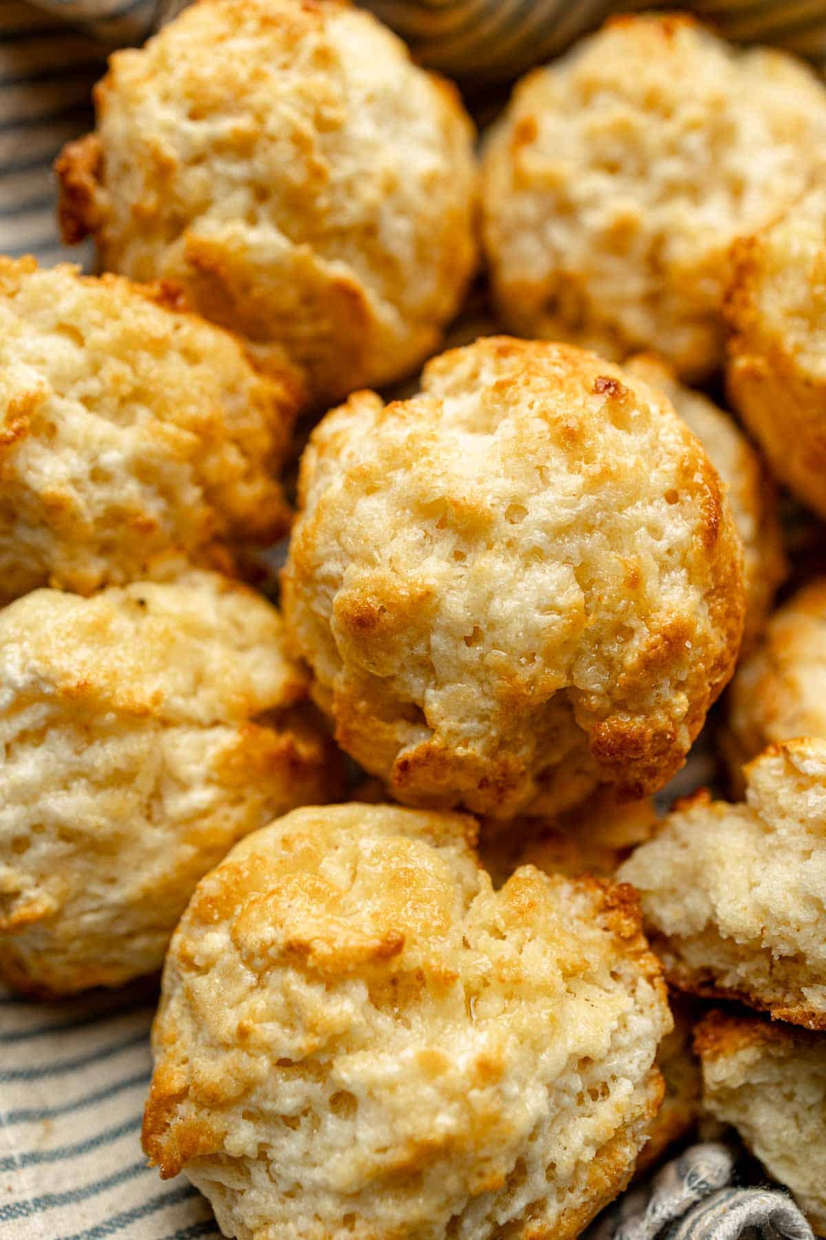 Biscuits brun doré sans gluten au-dessus.