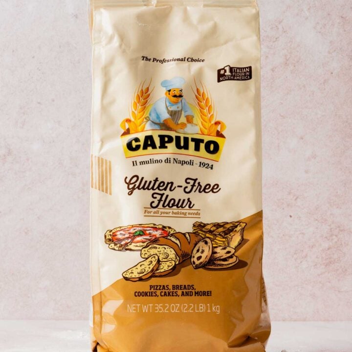 A bag of Caputo Fioreglut resting on pink backdrop.