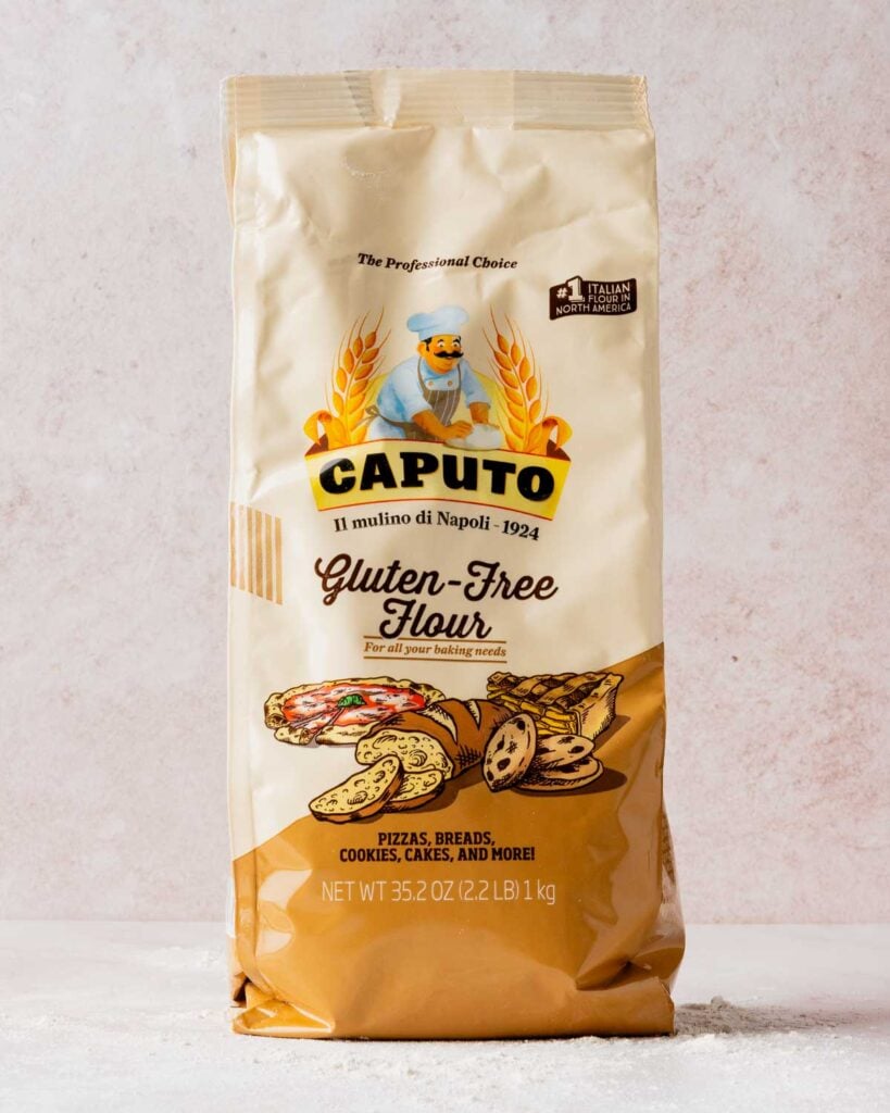 A bag of Caputo Fioreglut resting on pink backdrop.